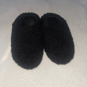 Totes Black bedroom slippers / shoes